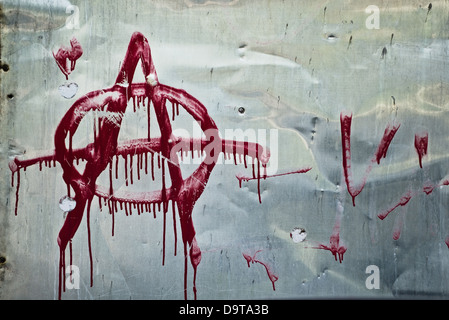 Anarchie-Graffiti. Anarchie-Symbol auf den grauen Metall Hintergrund gesprüht. Stockfoto