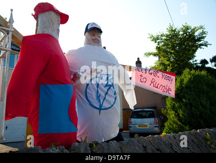 Einen Eintrag in eine Vogelscheuche-Wettbewerb - zwei Zeichen basierend auf Ant & Dez - mit "Lets get ready to rumble" banner Stockfoto