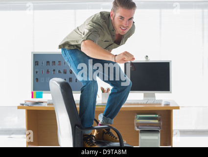 Lächelnder Mann seinem Bürostuhl Surfen Stockfoto