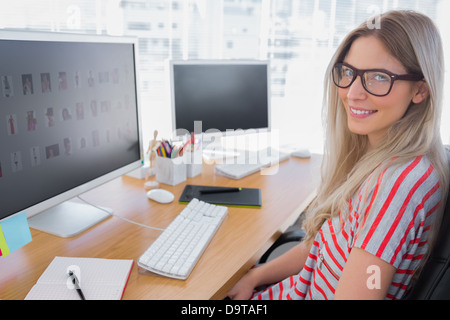 Attraktive Foto-Editor arbeiten am computer Stockfoto