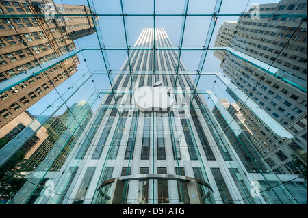 Der Glaswürfel über dem Apple Computerladen in der Nähe des Central Park in New York City. Stockfoto