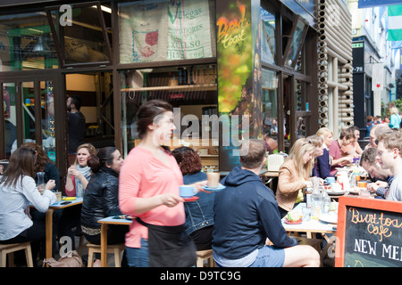 Brixton Market Village, Burnt Toast Cafe innen Arcade in Süd-London - UK Stockfoto