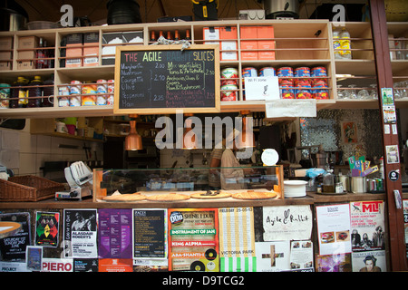 Brixton Market Village, Agile Rabbit Cafe innen Arcade in Süd-London - UK Stockfoto