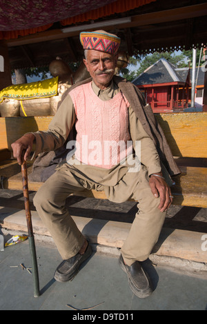 Ein Hindu Gaddi tribesman posiert für die Kamera in den "Tribal Dorf Bharmour, Himachal Pradesh, Indien Stockfoto