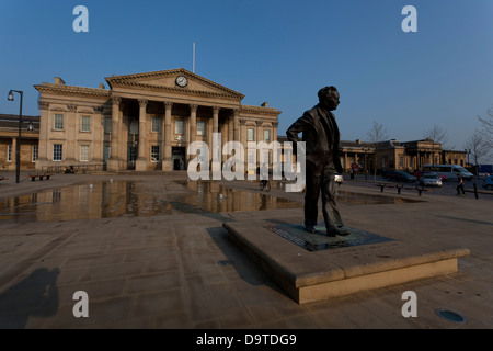 Statue von Harold Wilson außerhalb Huddersfield Railway Station, St. Georges Square, Huddersfield. Stockfoto