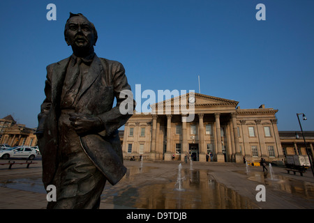 Statue von Harold Wilson außerhalb Huddersfield Railway Station, St. Georges Square, Huddersfield. Stockfoto