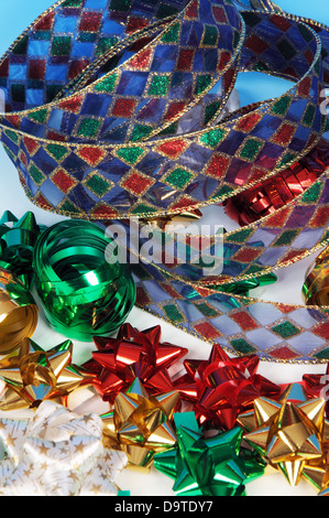 Auswahl an Weihnachtsbänder und Bögen. Stockfoto