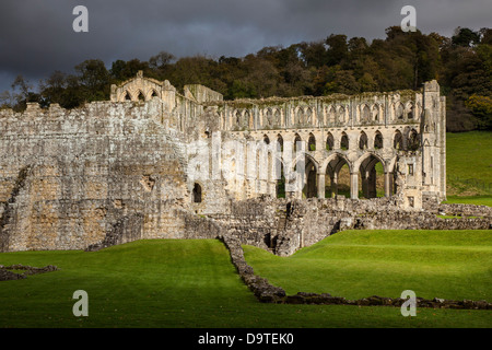 Rievaulx Abbey in der Nähe von Helmsley North Yorkshire unter einem Haevy Himmel. Stockfoto