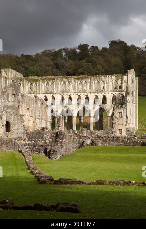 Rievaulx Abbey in der Nähe von Helmsley unter Gewitterhimmel. Stockfoto