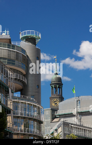 Hauptsitz der deutschen Veröffentlichung Haus Gruner + Jahr mit Wahrzeichen St. Michel Kirche am 12. August 2012 in Hamburg, Deutschland. Stockfoto