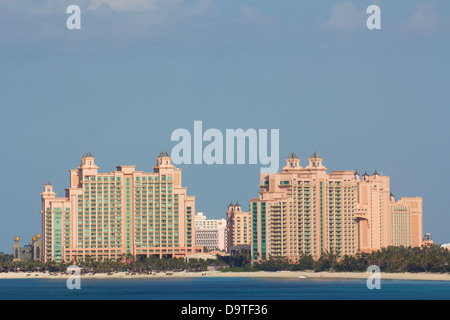 Strandhotels in Paradise Island, Nassau, Bahamas. Auf der linken Seite ist The Cove Atlantis, auf die richtige Atlantis Royal Towers. Stockfoto