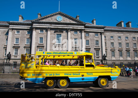 Viking Splash amphibische Tour Bus Boot am College Green vor West Front des Trinity College Universität Zentrum von Dublin Stockfoto