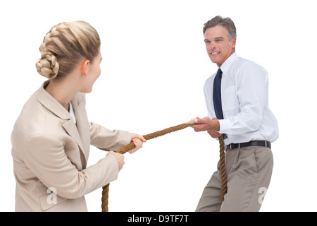 Geschäftsleute, die im Wettbewerb mit Seil ziehen Stockfoto