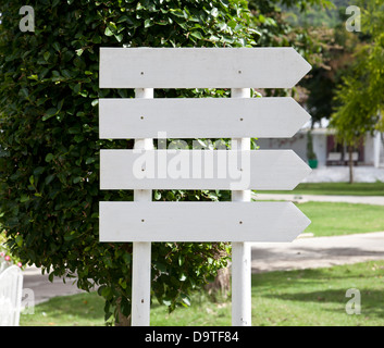 Whint Holzschild auf Garten Stockfoto