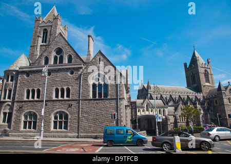 Verkehr auf der High Street vor Dublinia Geschichtsmuseum in Synode Hall von Christ Kirche Kathedrale Dublin Irland Europa leben Stockfoto