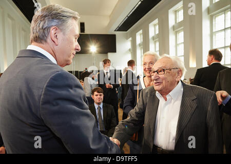 Berlin, Deutschland. 26. Juni 2013. 50. Jahrestag der die Rede von der ehemaligen US-Präsidenten John F. Kennedy vor dem Rathaus Schönberg, das endete mit dem berühmten Satz "Ich bin ein Berliner." sind im Rathaus Schönberg in Berlin gefeiert. / Teilgenommen haben Prof. Egon Bahr, Ehrenbürger von Berlin und ehemaliger Sprecher der EZB Bürgermeister Willy Brandt, Klaus Wowereit (SPD), Regierender Bürgermeister von Berlin, Thomas J. Putnam, Direktor des John F. Kennedy Presidential Library and Museum in Boston und S.E Philip D. Credit: Reynaldo Chaib Paganelli/Alamy Live News Stockfoto