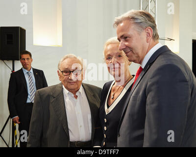 Berlin, Deutschland. 26. Juni 2013. 50. Jahrestag der die Rede von der ehemaligen US-Präsidenten John F. Kennedy vor dem Rathaus Schönberg, das endete mit dem berühmten Satz "Ich bin ein Berliner." sind im Rathaus Schönberg in Berlin gefeiert. / Teilgenommen haben Prof. Egon Bahr, Ehrenbürger von Berlin und ehemaliger Sprecher der EZB Bürgermeister Willy Brandt, Klaus Wowereit (SPD), Regierender Bürgermeister von Berlin, Thomas J. Putnam, Direktor des John F. Kennedy Presidential Library and Museum in Boston und S.E Philip D. Credit: Reynaldo Chaib Paganelli/Alamy Live News Stockfoto