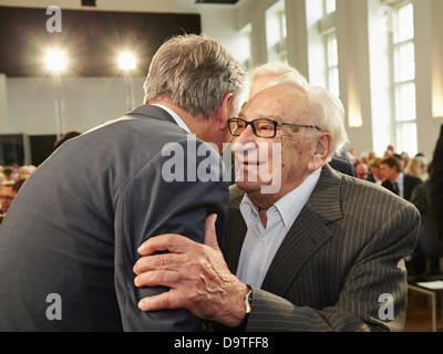 Berlin, Deutschland. 26. Juni 2013. 50. Jahrestag der die Rede von der ehemaligen US-Präsidenten John F. Kennedy vor dem Rathaus Schönberg, das endete mit dem berühmten Satz "Ich bin ein Berliner." sind im Rathaus Schönberg in Berlin gefeiert. / Teilgenommen haben Prof. Egon Bahr, Ehrenbürger von Berlin und ehemaliger Sprecher der EZB Bürgermeister Willy Brandt, Klaus Wowereit (SPD), Regierender Bürgermeister von Berlin, Thomas J. Putnam, Direktor des John F. Kennedy Presidential Library and Museum in Boston und S.E Philip D. Credit: Reynaldo Chaib Paganelli/Alamy Live News Stockfoto