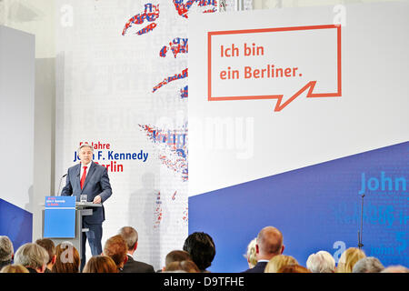 Berlin, Deutschland. 26. Juni 2013. 50. Jahrestag der die Rede von der ehemaligen US-Präsidenten John F. Kennedy vor dem Rathaus Schönberg, das endete mit dem berühmten Satz "Ich bin ein Berliner." sind im Rathaus Schönberg in Berlin gefeiert. / Teilgenommen haben Prof. Egon Bahr, Ehrenbürger von Berlin und ehemaliger Sprecher der EZB Bürgermeister Willy Brandt, Klaus Wowereit (SPD), Regierender Bürgermeister von Berlin, Thomas J. Putnam, Direktor des John F. Kennedy Presidential Library and Museum in Boston und S.E Philip D. Credit: Reynaldo Chaib Paganelli/Alamy Live News Stockfoto