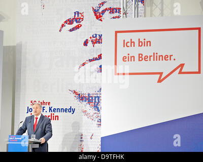 Berlin, Deutschland. 26. Juni 2013. 50. Jahrestag der die Rede von der ehemaligen US-Präsidenten John F. Kennedy vor dem Rathaus Schönberg, das endete mit dem berühmten Satz "Ich bin ein Berliner." sind im Rathaus Schönberg in Berlin gefeiert. / Teilgenommen haben Prof. Egon Bahr, Ehrenbürger von Berlin und ehemaliger Sprecher der EZB Bürgermeister Willy Brandt, Klaus Wowereit (SPD), Regierender Bürgermeister von Berlin, Thomas J. Putnam, Direktor des John F. Kennedy Presidential Library and Museum in Boston und S.E Philip D. Credit: Reynaldo Chaib Paganelli/Alamy Live News Stockfoto