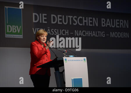 Berlin, Deutschland. 26. Juni 2013. Bundeskanzlerin Angela Merkel hält eine Rede bei der Deutsche Bauernverband Convention in Berlin, Deutschland, 26. Juni 2013. Die zweitägige Veranstaltung endet am 27. Juni. Foto: RAINER JENSEN/Dpa/Alamy Live-Nachrichten Stockfoto