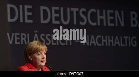 Berlin, Deutschland. 26. Juni 2013. Bundeskanzlerin Angela Merkel hält eine Rede bei der Deutsche Bauernverband Convention in Berlin, Deutschland, 26. Juni 2013. Die zweitägige Veranstaltung endet am 27. Juni. Foto: RAINER JENSEN/Dpa/Alamy Live-Nachrichten Stockfoto