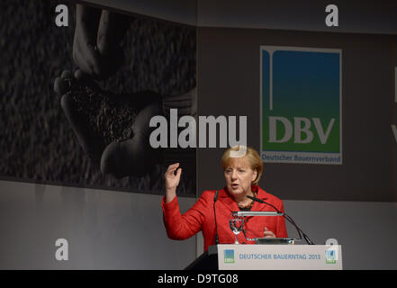 Berlin, Deutschland. 26. Juni 2013. Bundeskanzlerin Angela Merkel hält eine Rede bei der Deutsche Bauernverband Convention in Berlin, Deutschland, 26. Juni 2013. Die zweitägige Veranstaltung endet am 27. Juni. Foto: RAINER JENSEN/Dpa/Alamy Live-Nachrichten Stockfoto