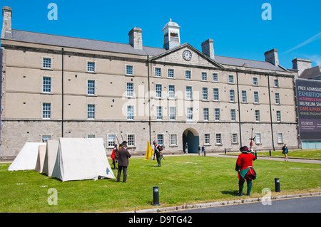 Ausstellung der historischen Armee außerhalb Nationalmuseum für dekorative Kunst und Geschichte Dublin Irland Europa Stockfoto