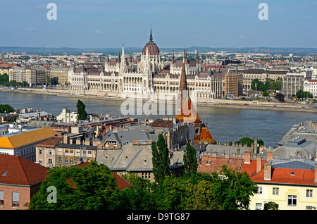 Gebäude des ungarischen Parlaments Budapest Ungarn Panoramablick mit Türmen der Kapuzinerkirche Stockfoto