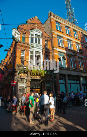 Menschen Sie außerhalb Hirsch Kopf Pub Dublin Irland Mitteleuropa Stockfoto