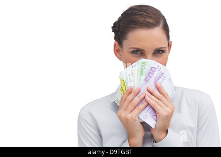 Geschäftsfrau, versteckt sich hinter Geld Stockfoto