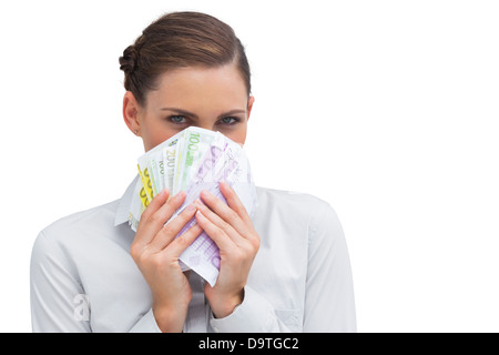 Geschäftsfrau, versteckt sich hinter Geld in ihren Händen Stockfoto