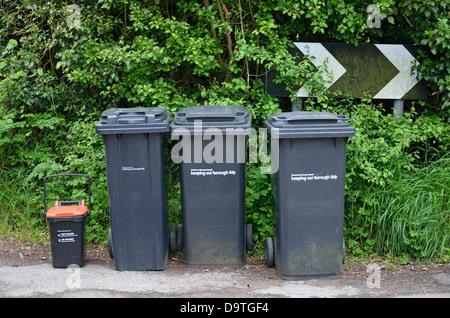 Lagerplätze auf der Straße für Sammlung löschte. Maidstone, Kent, England. Separaten Behälter für die Verschwendung von Lebensmitteln Stockfoto