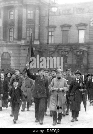 Revolutionäre Matrosen und Zivilisten demonstrieren am 9. November 1918 auf dem Kaiser-Franz-Josef-Platz (heute: Bebelplatz) in unter den Linden in Berlin, Deutschland, an der Front einen Matrosen aus Kiel mit einer roten Flagge. Fotoarchiv für Zeitgeschichte Stockfoto