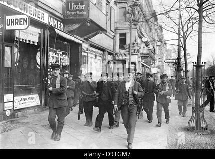 Bewaffnete Revolutionssoldaten, Matrosen und Zivilisten sind am 9. November 1918 in der unter den Linden/Friedrichstraße in Berlin zu sehen. Fotoarchiv für Zeitgeschichte Stockfoto