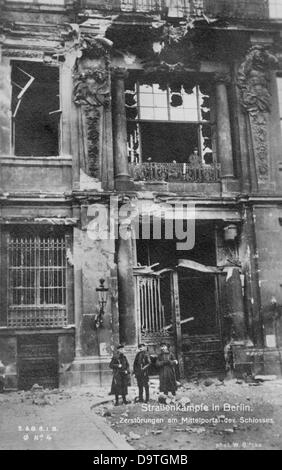 Deutsche Revolution 1918/1919: Mitglieder der Volksmarinedivision, eine bewaffnete Aufteilung der Matrosen der ehemaligen kaiserlichen Marine unterstützt der revolutionären Bemühungen in Berlin, sind vor dem mittleren Eingang des Berliner Schlosses in Berlin, Deutschland, am 24. Dezember 1918 abgebildet. Karl Liebknecht erklärte der deutschen sozialistischen Republik vom Balkon dieser Eingang am 9. November 1918; nach dem Abriss des Palastes von DDR-Behörden ausgestellt gehörte das sogenannte Karl-Liebknecht-Portal (Karl Liebknecht Eingang) in die Fassade das Staatsratsgebäude (Gebäude der staatlichen Antwerpen Stockfoto