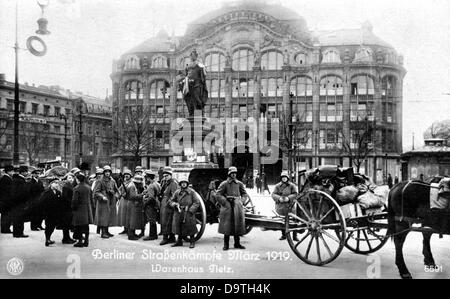 Deutsche Revolution 1918/1919: Soldaten werden im März 1919 vor dem Kaufhaus Tietz und der Skulptur „Berolina“ auf dem Alexanderplatz in Berlin abgebildet. Fotoarchiv für Zeitgeschichte Stockfoto