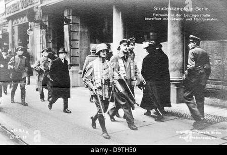 Deutsche Revolution 1918/1919: Bewaffnete Truppen und Handgranaten patrouillieren in der Leipziger Straße in Berlin während der Straßenkämpfe Anfang 1919. Fotoarchiv für Zeitgeschichte Stockfoto