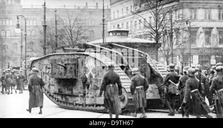 Deutsche Revolution 1918/1919: Regierungstruppen mit Panzern werden während der Straßenkämpfe Ende 1918/Anfang 1919 vor dem Polizeihauptquartier am Alexanderplatz in Berlin abgebildet. Fotoarchiv für Zeitgeschichte Stockfoto