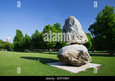 Rock auf einem anderen Rock-Skulptur in den Kensington Gardens, London, UK Stockfoto