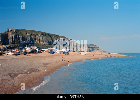 Hastings Strandpromenade, East Sussex, Stade, Angelboote/Fischerboote und Osthügel Stockfoto