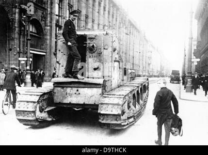 Deutsche Revolution 1918/1919: Panzer werden in der Leipziger Straße in Berlin während der Straßenkämpfe Anfang 1919 abgebildet. Fotoarchiv für Zeitgeschichte Stockfoto