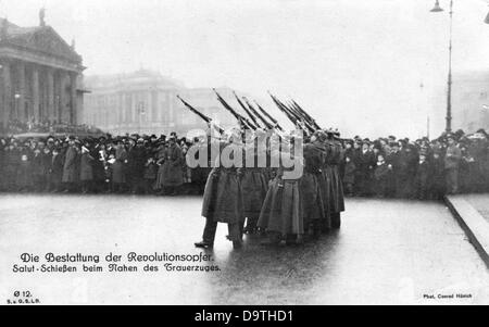 Deutsche Revolution 1918/1919: Menschenmassen nehmen an der Trauerprozession für die Opfer der Revolutionstage in Berlin im Dezember 1918 Teil. Hier: Salutieren, während die Prozession näher an unter den Linden kommt. Fotoarchiv für Zeitgeschichte Stockfoto