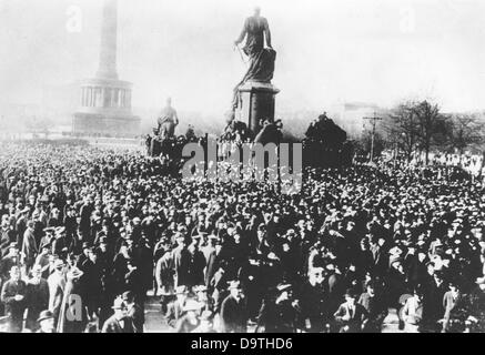 Deutsche Revolution 1918/1919: Am 10. November 1918 vor dem Reichstagsgebäude in Berlin wird eine große Menschenmenge an der Bismarck-Gedenkstätte fotografiert. Fotoarchiv für Zeitgeschichte Stockfoto