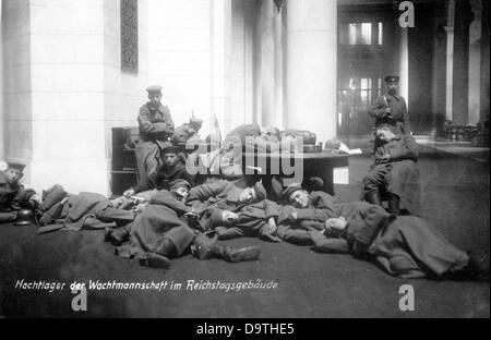 Deutsche Revolution 1918/1919: Bivouac der Wachen des arbeiterrats am Reichstag in Berlin nach seiner Besetzung am 9. November 1918. Fotoarchiv für Zeitgeschichte Stockfoto