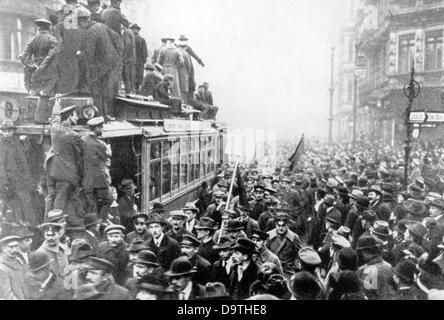 Reproduktion einer zeitgenössischen illustrierten Zeitung: Soldat- und Arbeiterdemonstration in der Zimmerstraße/Wilhelmstraße in Berlin am 9. November 1918. Fotoarchiv für Zeitgeschichte Stockfoto