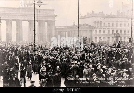 Deutsche Revolution 1918/1919: Menschenmassen nehmen am Trauerzug für die Opfer der Revolutionstage in Berlin am 20. November 1918 Teil. Hier: Die Menschenmassen werden vor dem Brandenburger Tor bei unter den Linden auf dem Weg zum Friedhof der Märzgefallenen (beleuchtet. "Friedhof der im März im Einsatz getöteten Menschen" mit Bezug auf die Opfer der Revolutionen von 1848 in den deutschen Bundesländern) in Berlin Friedrichshain abgebildet. Fotoarchiv für Zeitgeschichte Stockfoto