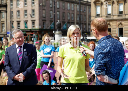 George Square, Glasgow, Schottland, Großbritannien, Mittwoch, 26. Juni 2013. Der schottische Sender Jenni Falconer (Mitte) wurde von Bryan Burnett (rechts) bei einer Veranstaltung am George Square interviewt, um das Glasgow Bid für die Olympischen Jugendspiele 2018 zu sichern, wobei Gordon Matheson (links), der Vorsitzende des Stadtrats von Glasgow, anschaut Stockfoto