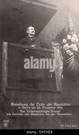 Deutsche Revolution 1918/1919: Menschenmassen begleiten die Trauerprozession für die Opfer der Revolutionstage vom Tempelhofer Feld durch das Stadtzentrum bis zum Friedhof der Märzgefallenen (Lit. "Friedhof der Opfer der Revolutionen von 1848 in den deutschen Staaten", am 20. November 1918 in Berlin. Hier: Der stellvertretende Volksvertreter Hugo Haase hält als Vertreter der Regierung eine Rede während der Trauerfeier am Tempelhofer Feld. Fotoarchiv für Zeitgeschichte Stockfoto