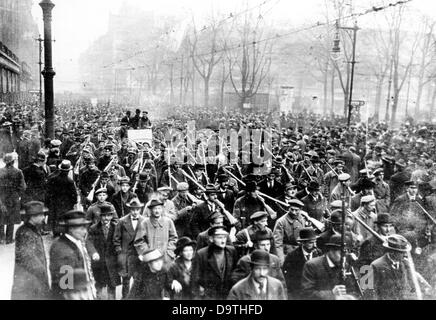 Deutsche Revolution 1918/1919: Bewaffnete Demonstranten besetzen am 5. Januar 1919 das Berliner Zeitungsviertel. Sie werden am Dönhoffplatz auf dem Weg zur Lindenstraße und Zimmerstraße im Berliner Zeitungsviertel abgebildet. Fotoarchiv für Zeitgeschichte Stockfoto